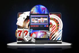 Dealer profesional sedang memandu permainan live casino di studio dengan teknologi streaming terbaru